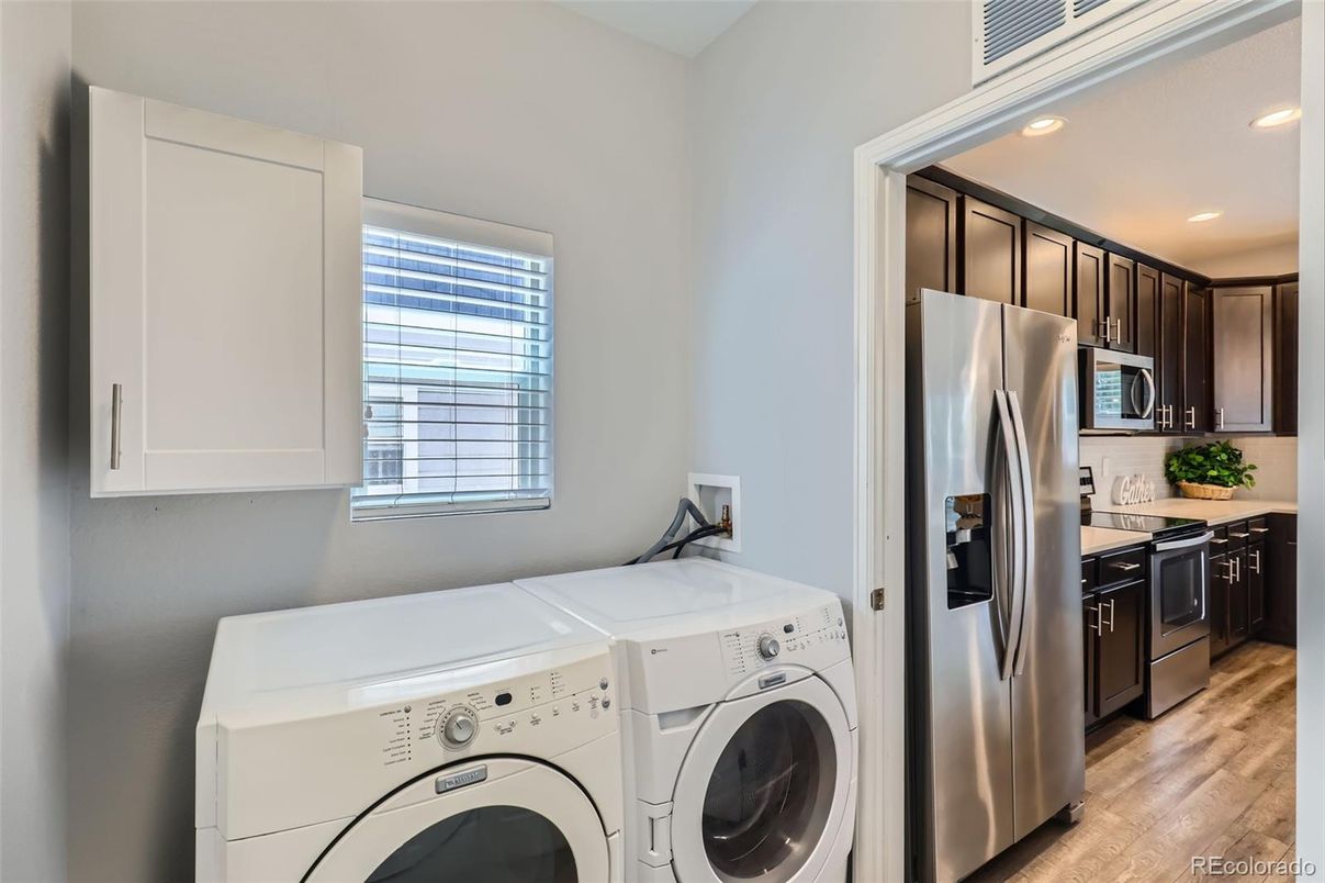Interior, Recessed Lighting, Washer, Wood Texture Flooring