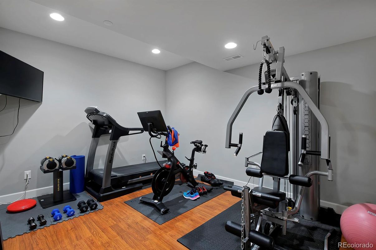 Fitness Equipment, Interior, Recessed Lighting, Wood Texture Flooring