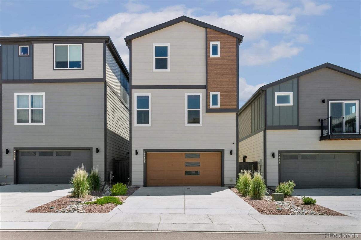 Attached, Exterior, Facade, Rowhouse