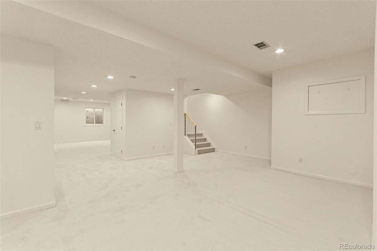 Empty room, Interior, Recessed Lighting