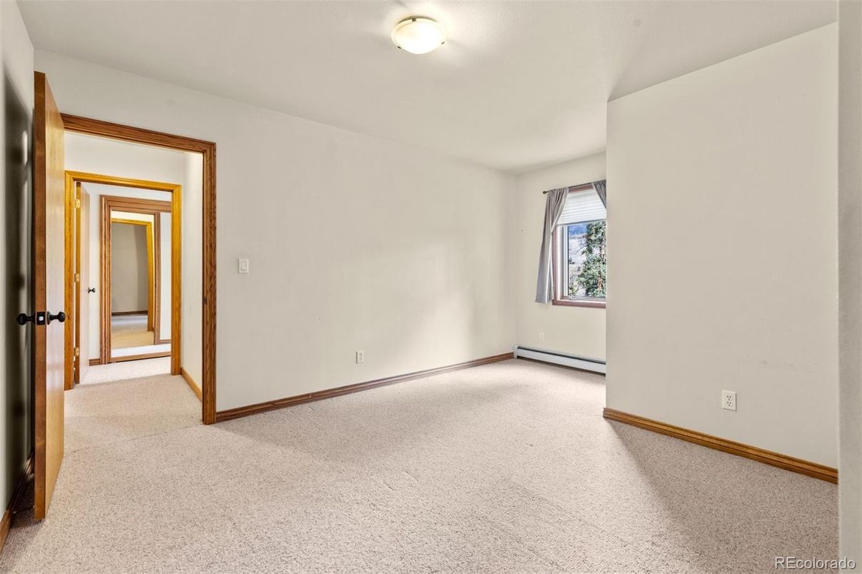 Empty room, Interior