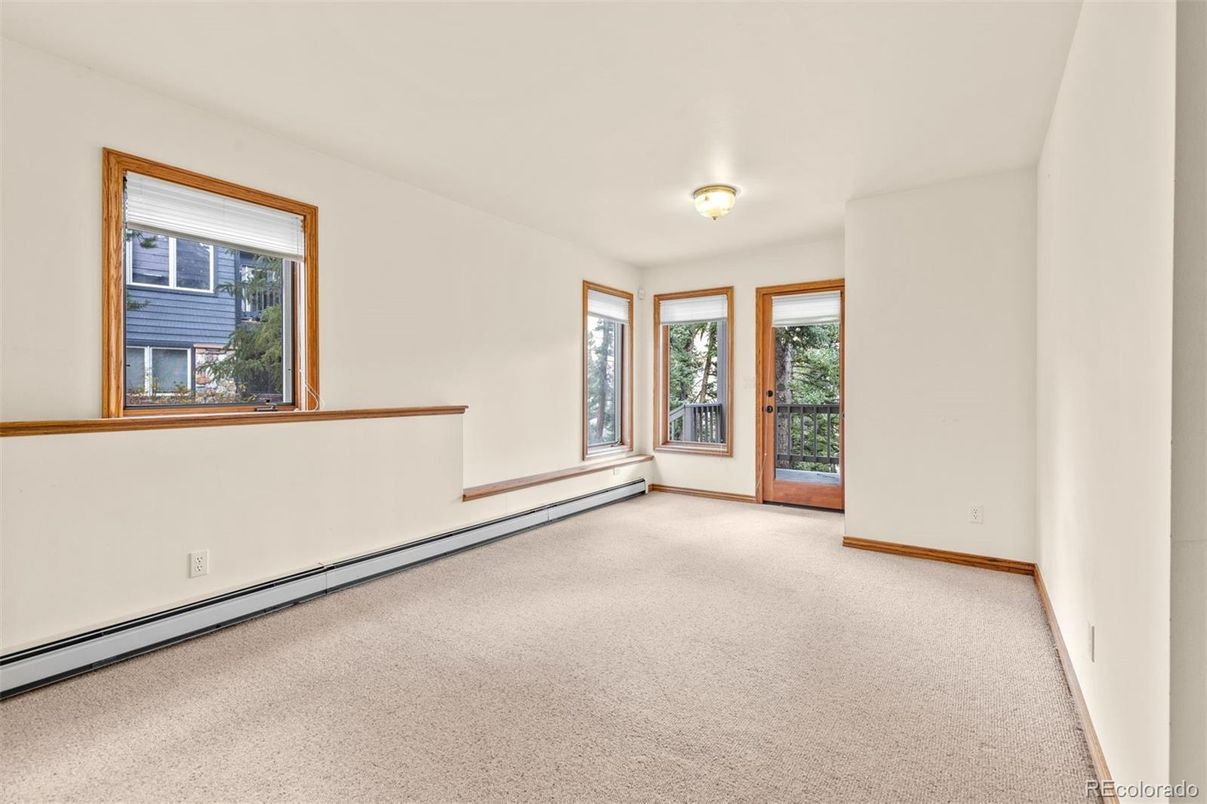 Empty room, Interior