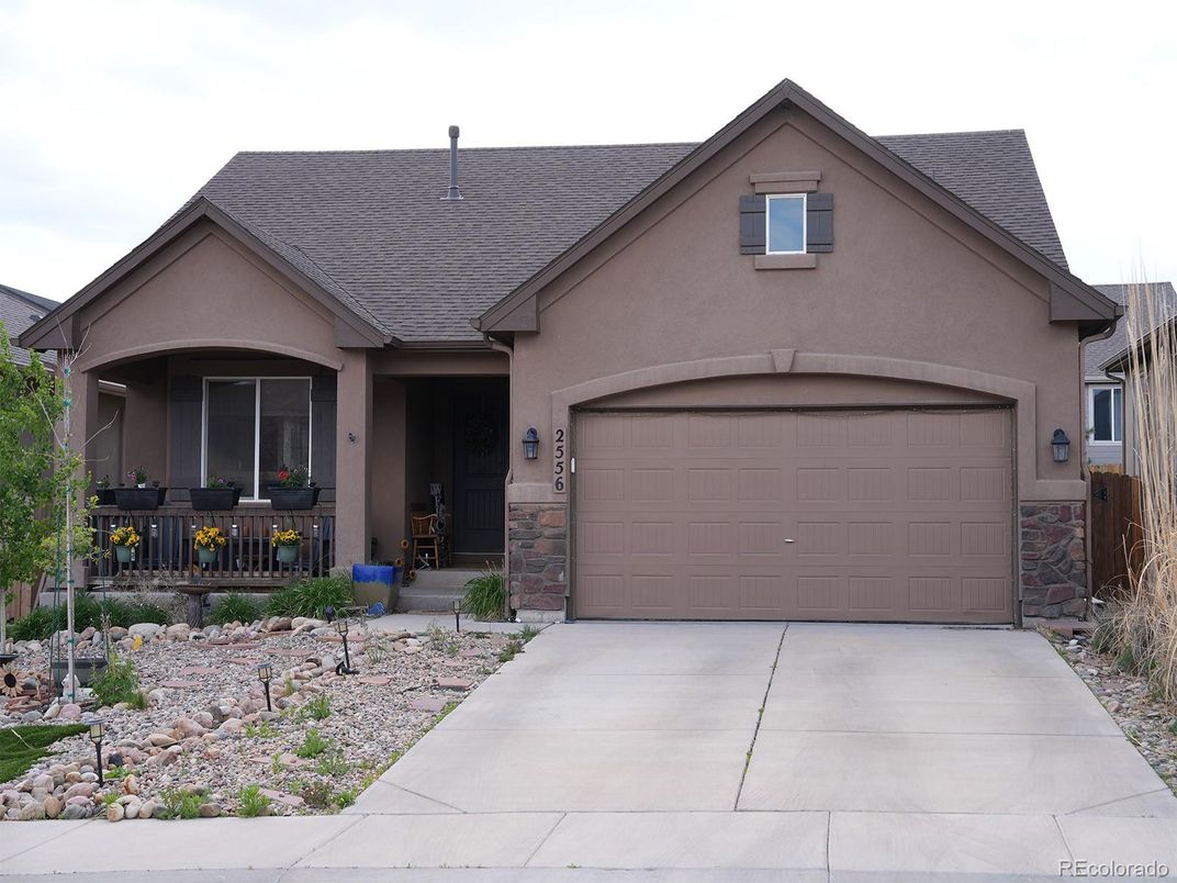 Attached, Exterior, Facade, American Craftsman