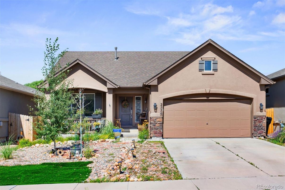 Attached, Exterior, Facade, Ranch