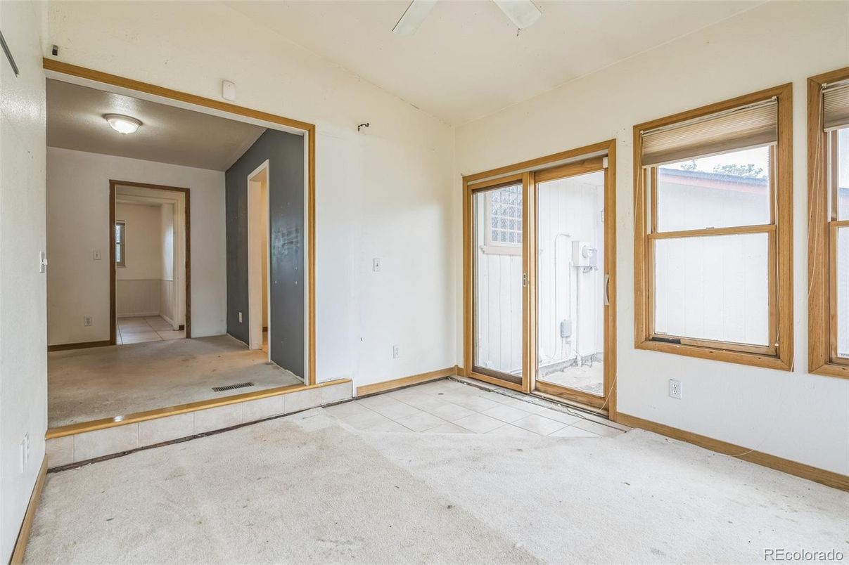 Empty room, Interior