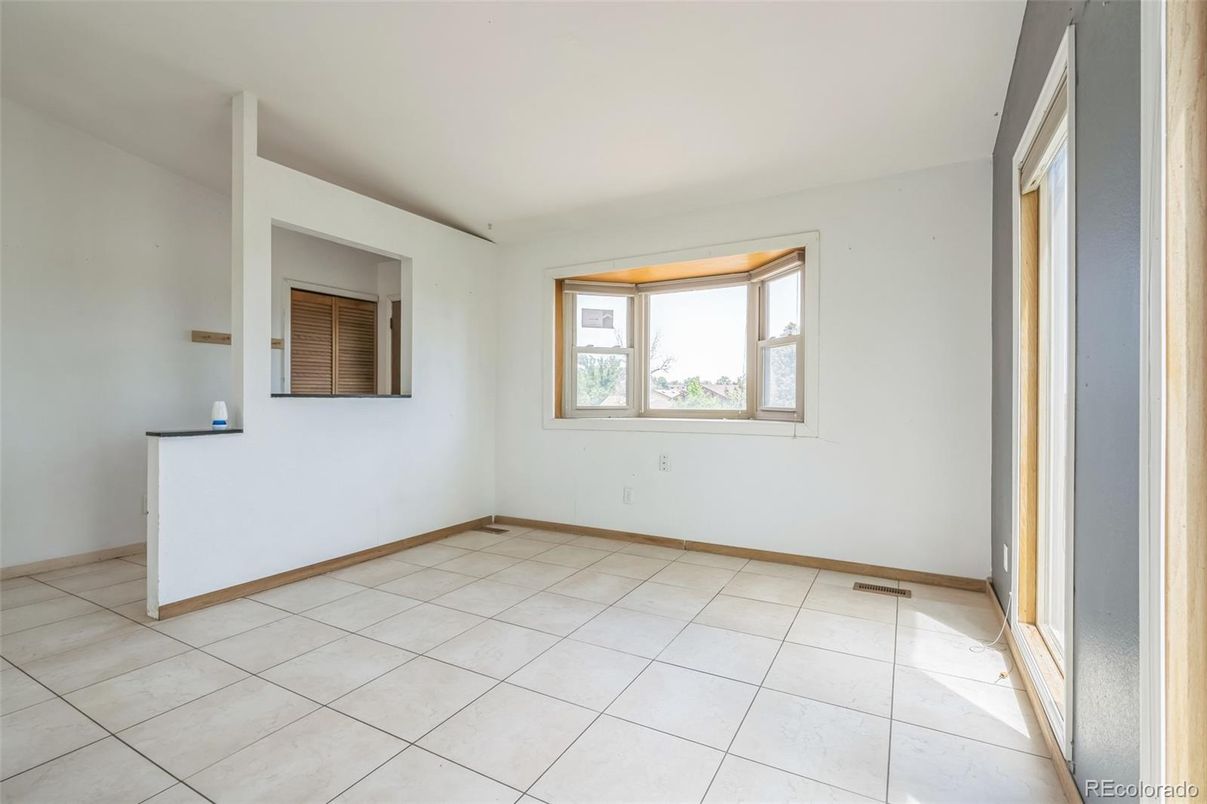 Empty room, Interior