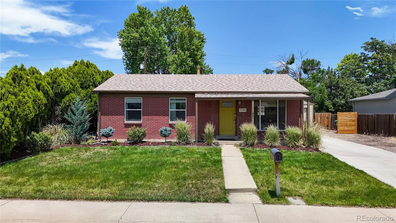 Exterior, Facade, Brick Facade, Ranch