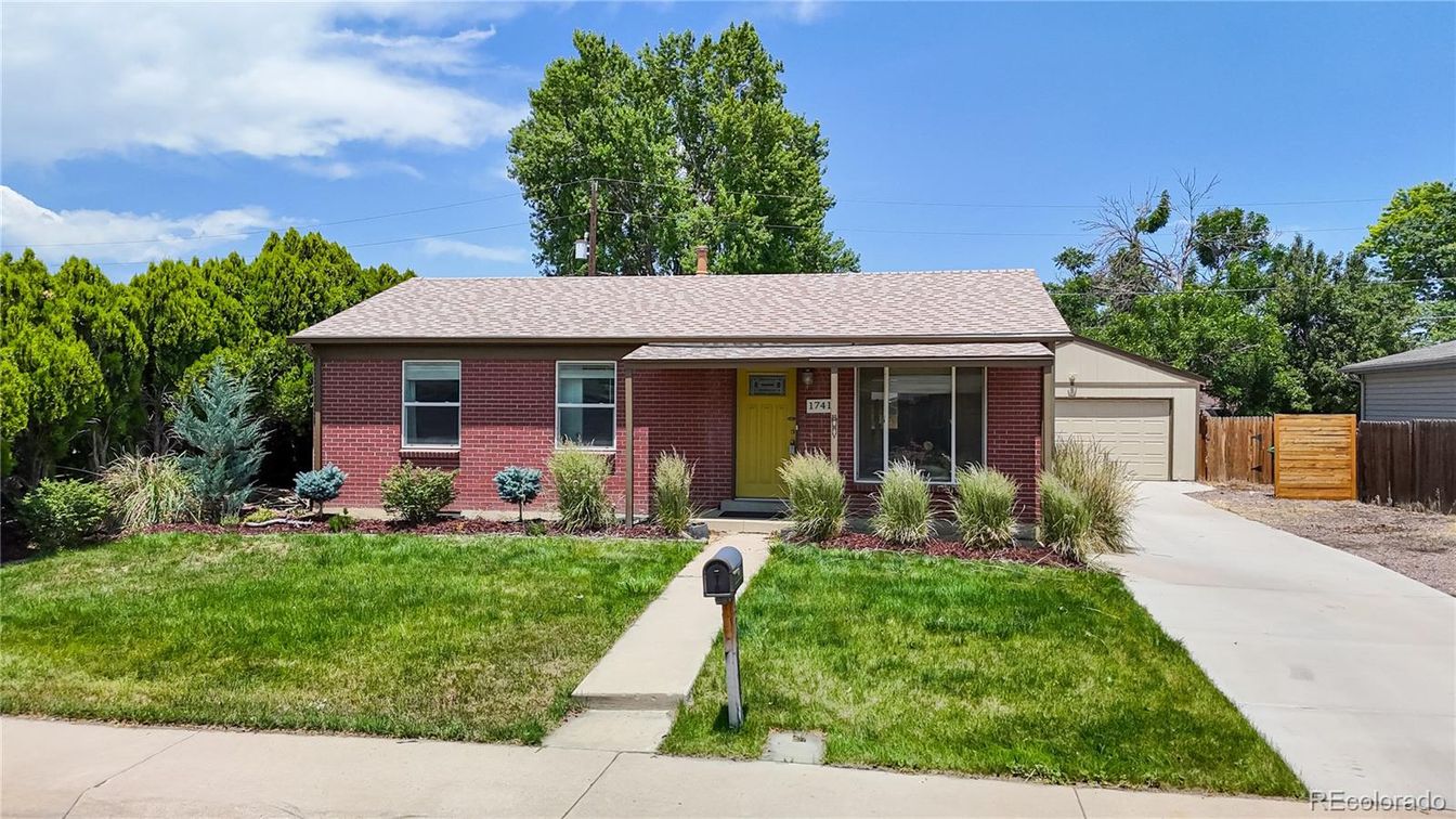 Detached Garage, Exterior, Facade, Brick Facade, Ranch