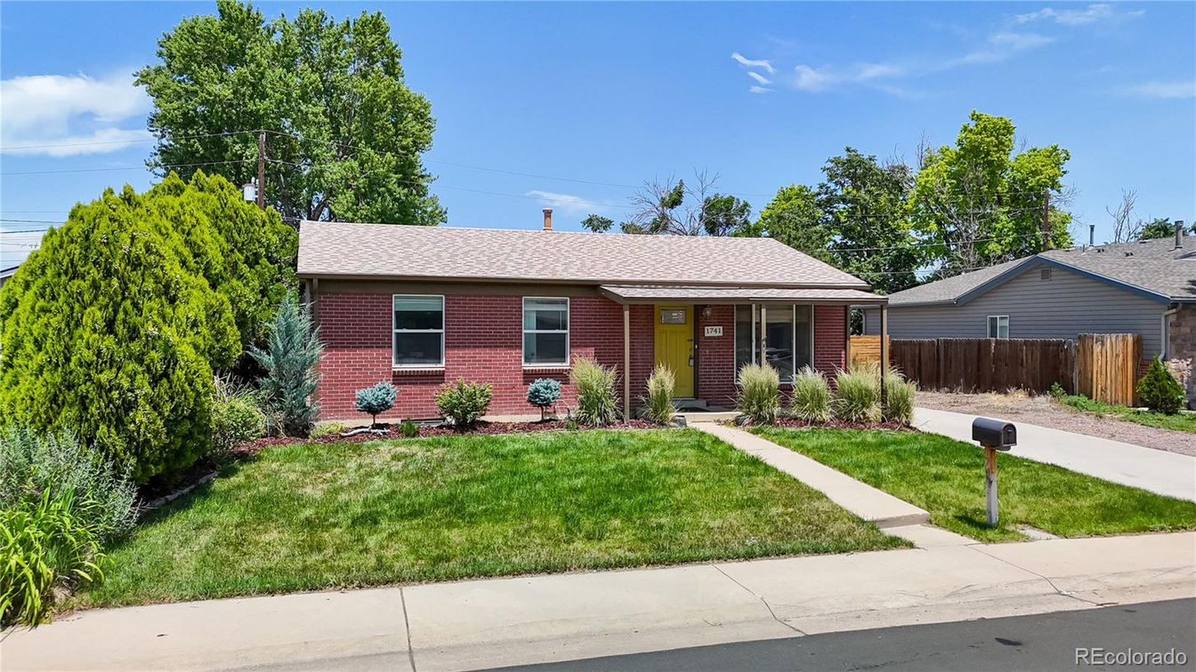 Exterior, Facade, Brick Facade, Ranch
