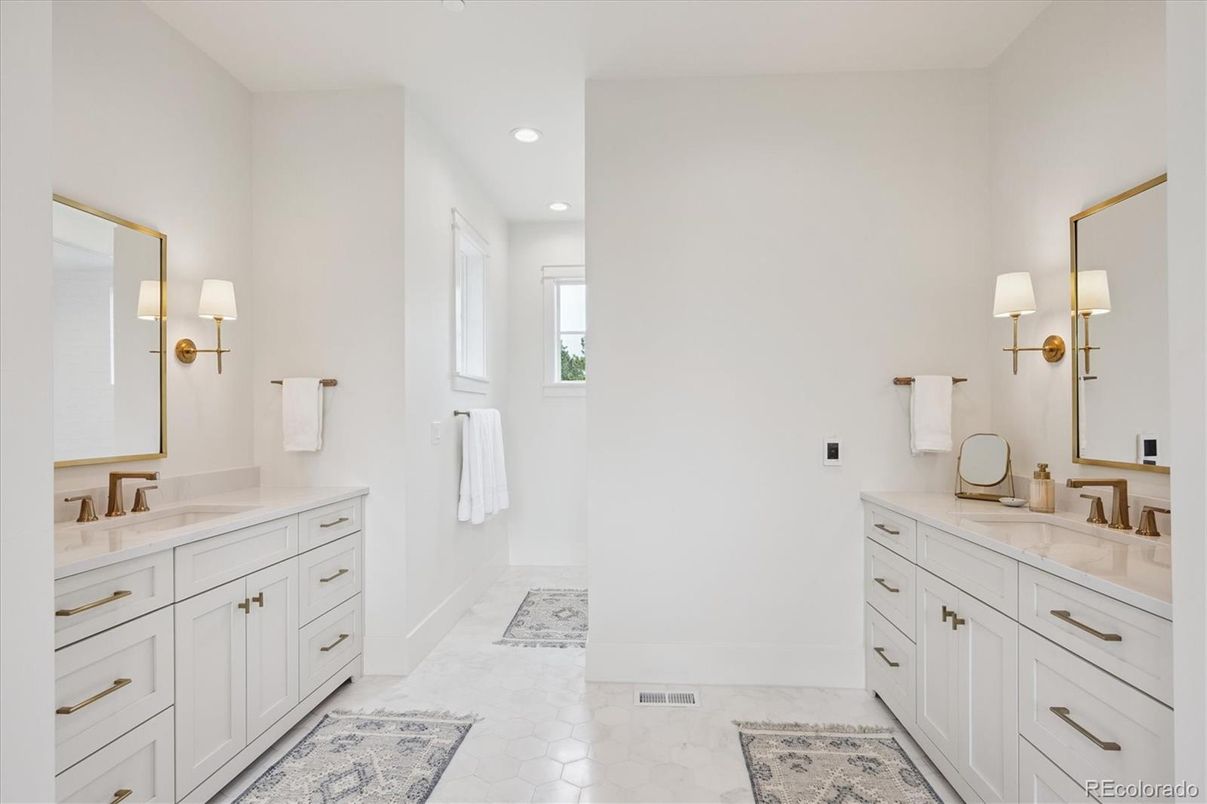 Bathroom, Dual Sink Vanities, Interior, Recessed Lighting