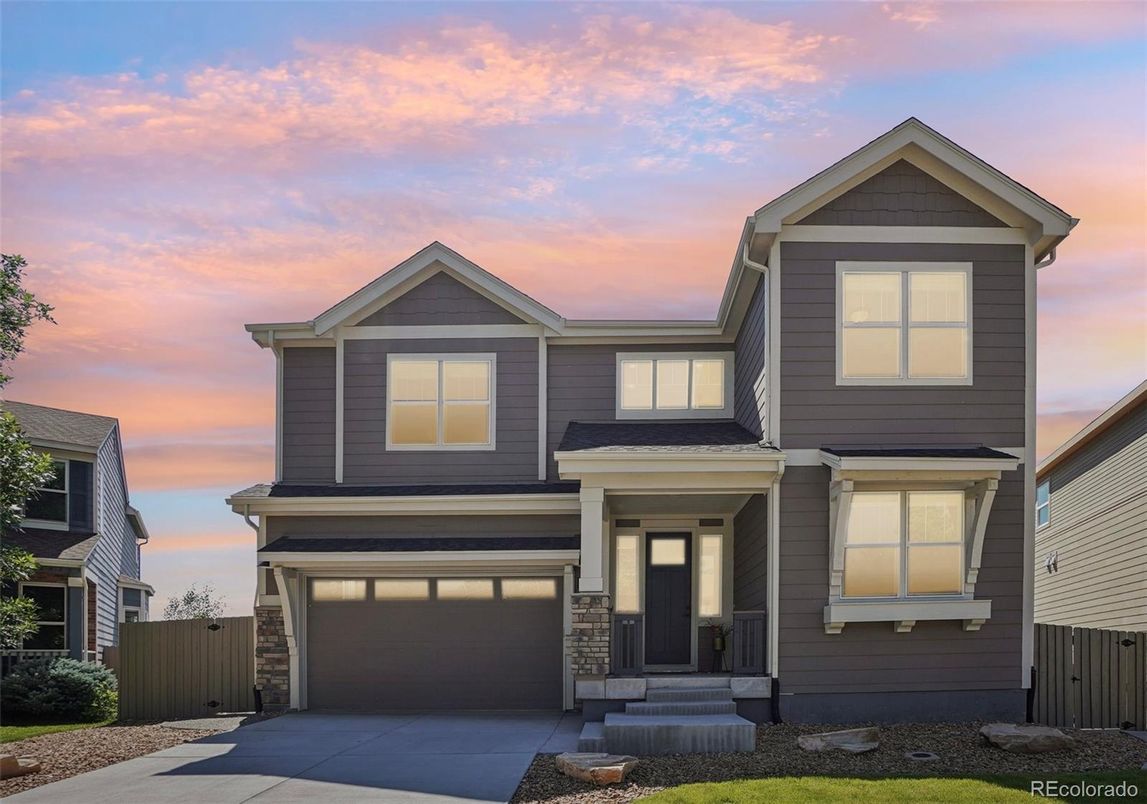 Attached, Exterior, Facade, American Craftsman