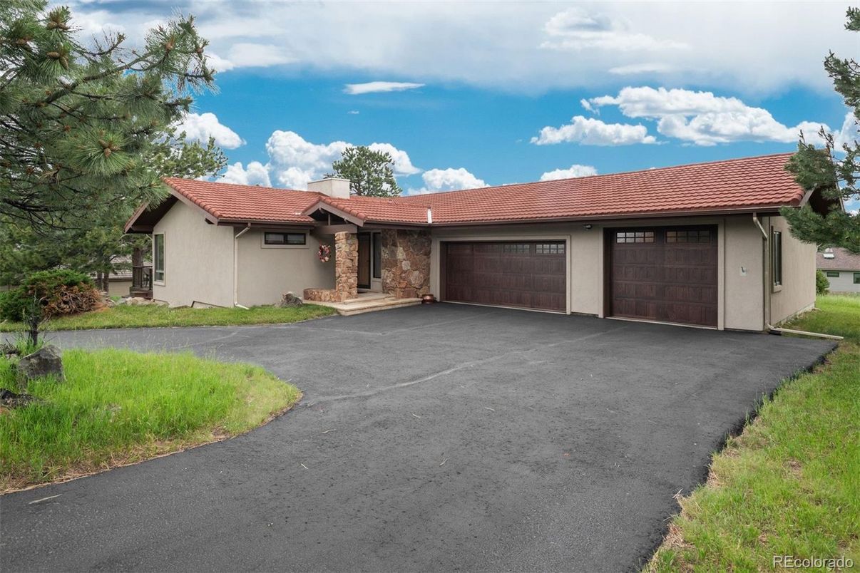 Attached, Exterior, Facade, Ranch