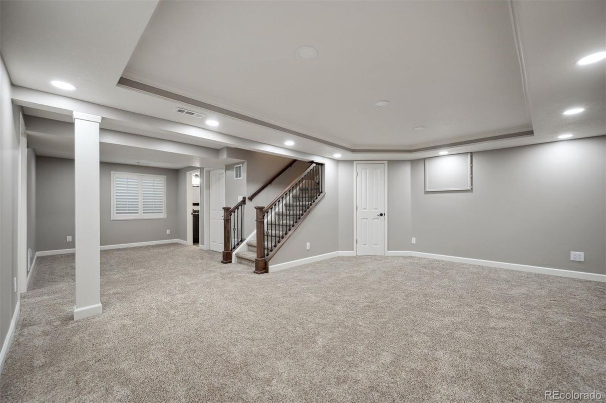 Empty room, Interior, Recessed Lighting