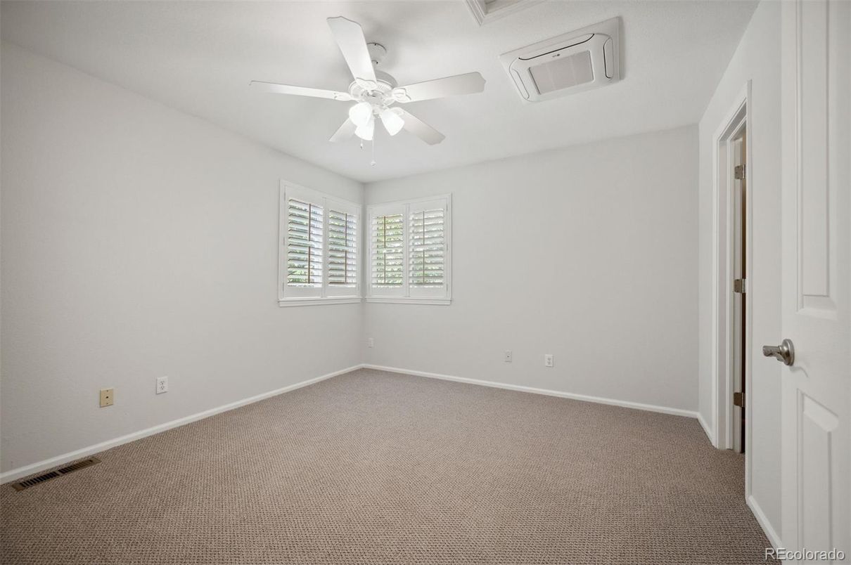 Empty room, Interior