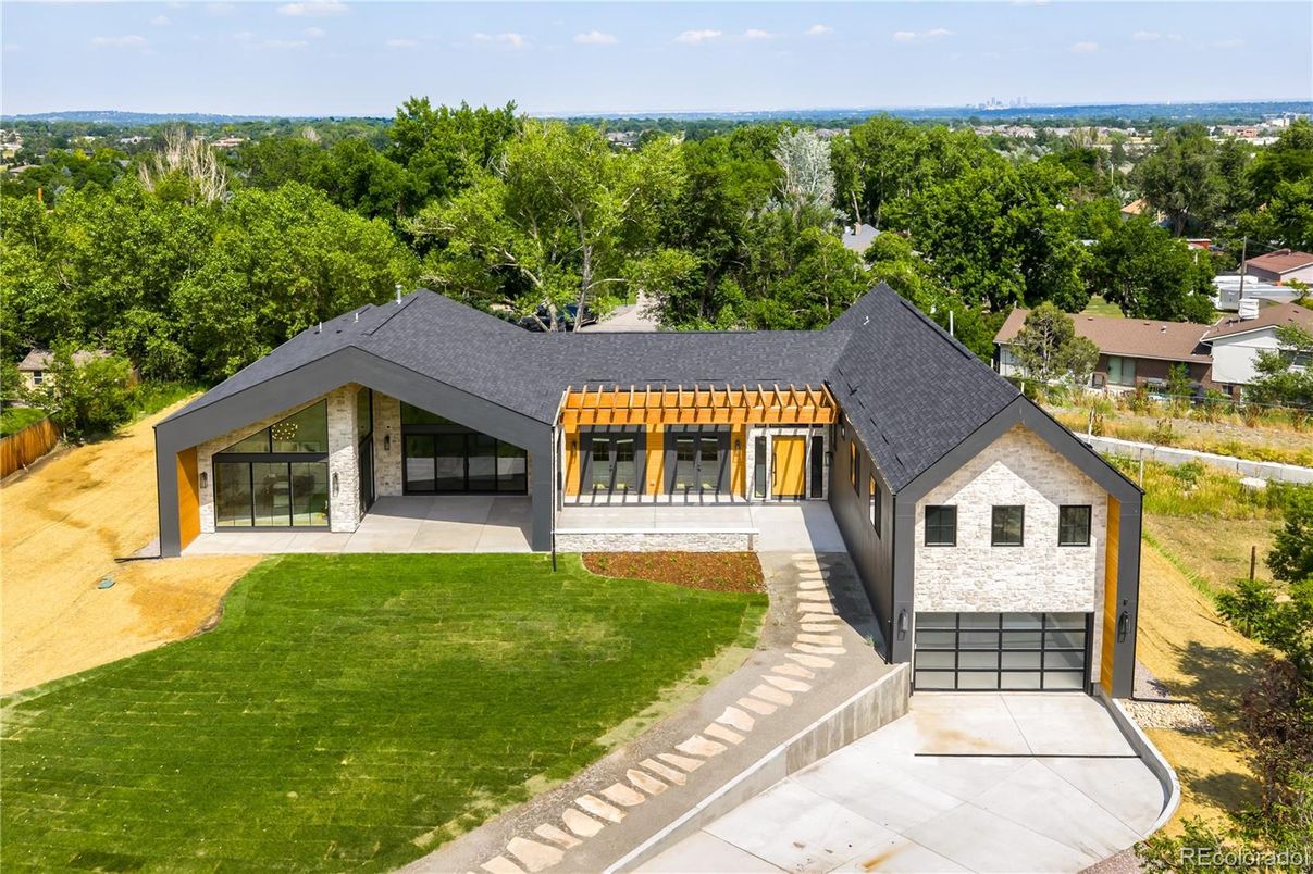 Exterior, Drone