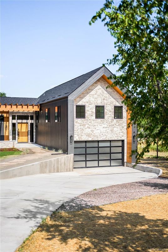 Attached, Exterior, Facade, Farmhouse