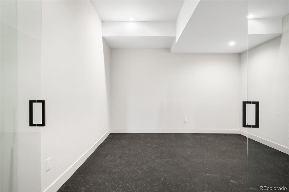 Empty room, Interior, Recessed Lighting