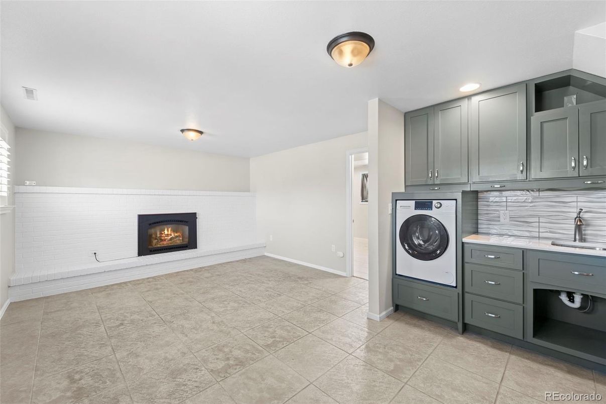 Fireplace, Interior, Kitchen, Recessed Lighting, Washer