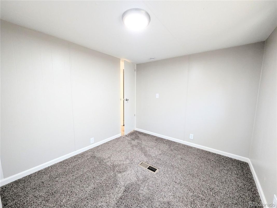 Empty room, Interior