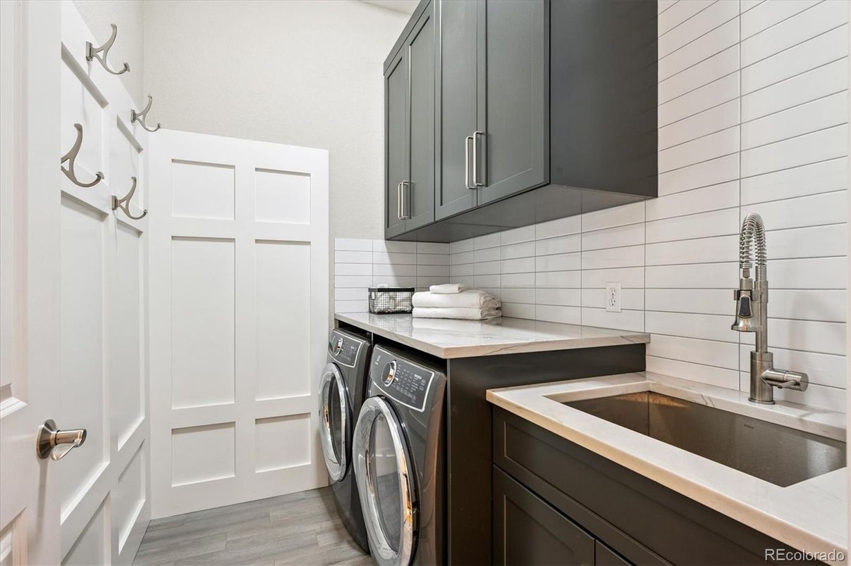 Interior, Washer, Wood Texture Flooring