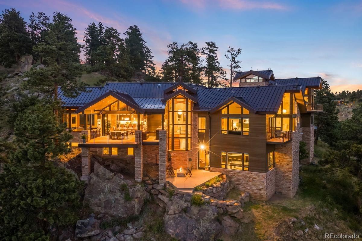Exterior, Facade, Log Home