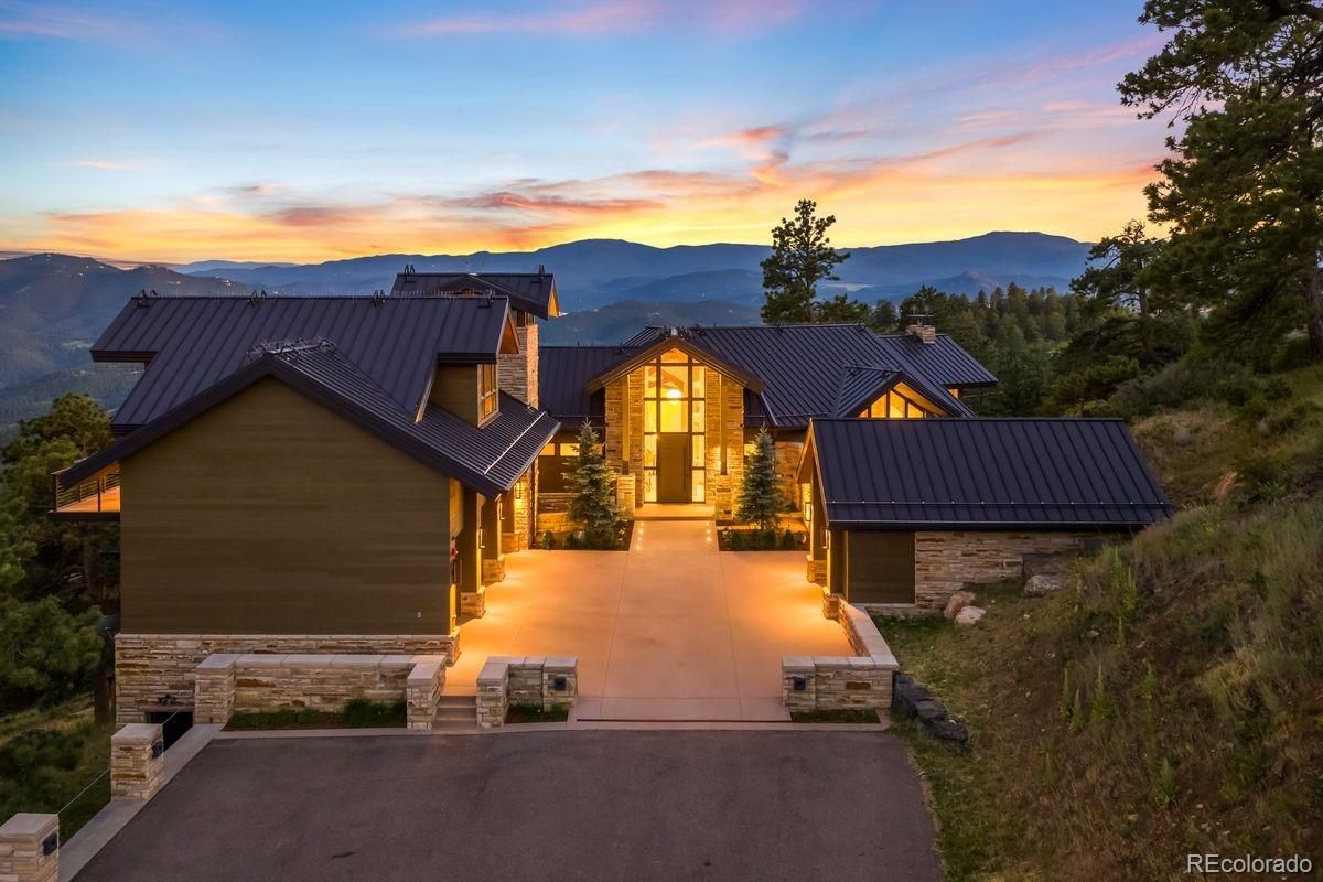 Exterior, Facade, Log Home