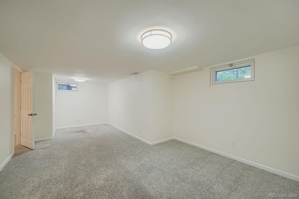 Empty room, Interior