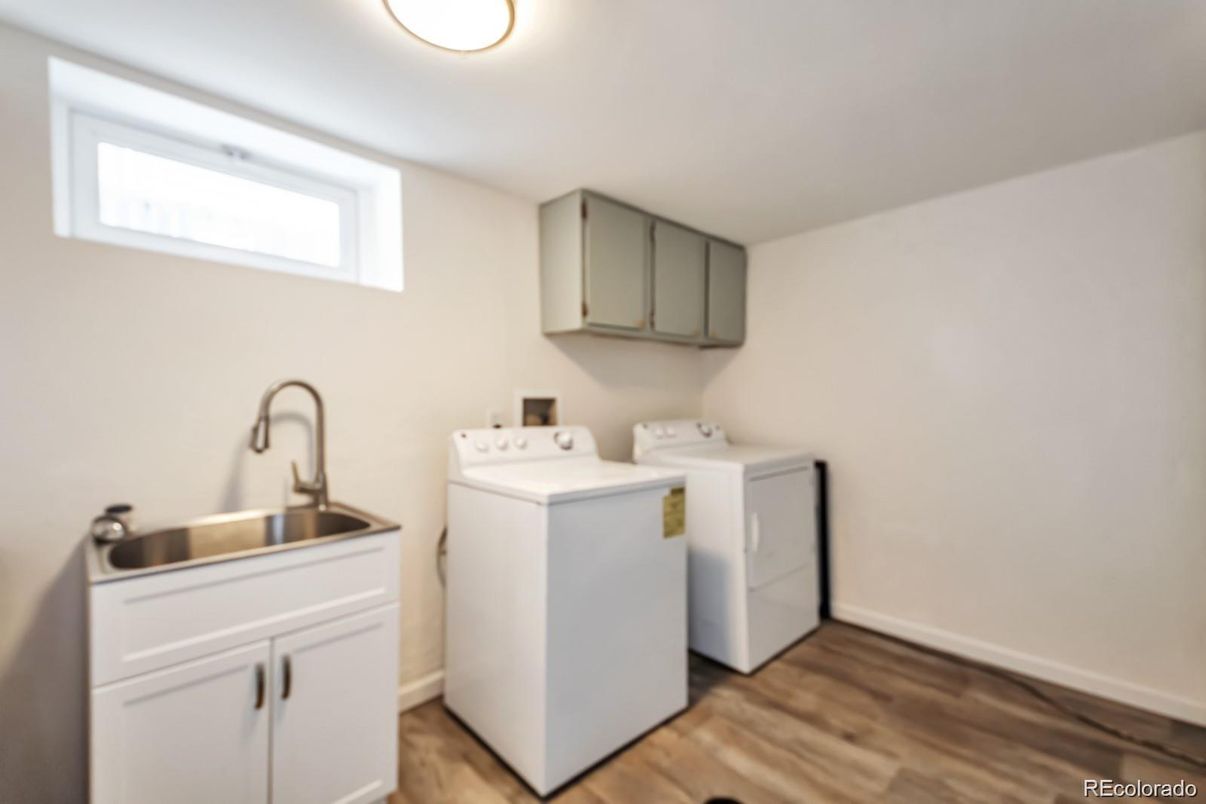 Interior, Washer, Wood Texture Flooring