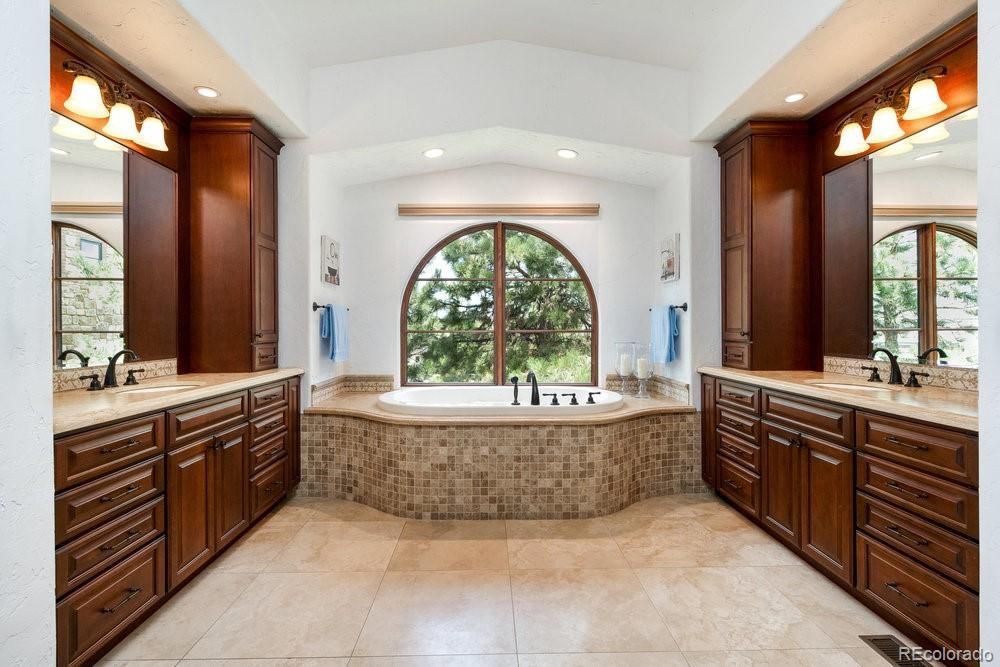 Bathroom, Dual Sink Vanities, Interior, Recessed Lighting