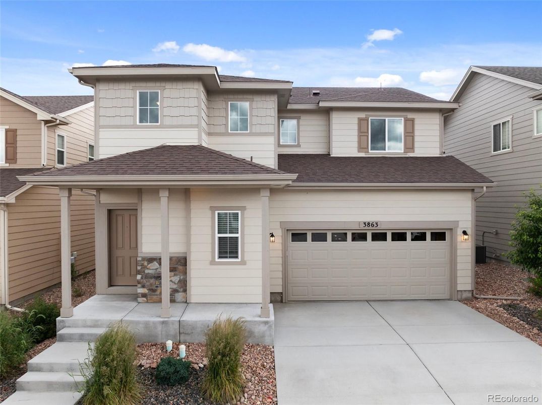 Attached, Exterior, Facade, American Craftsman