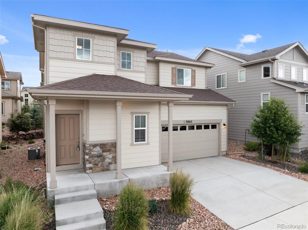 Attached, Exterior, Facade, American Craftsman
