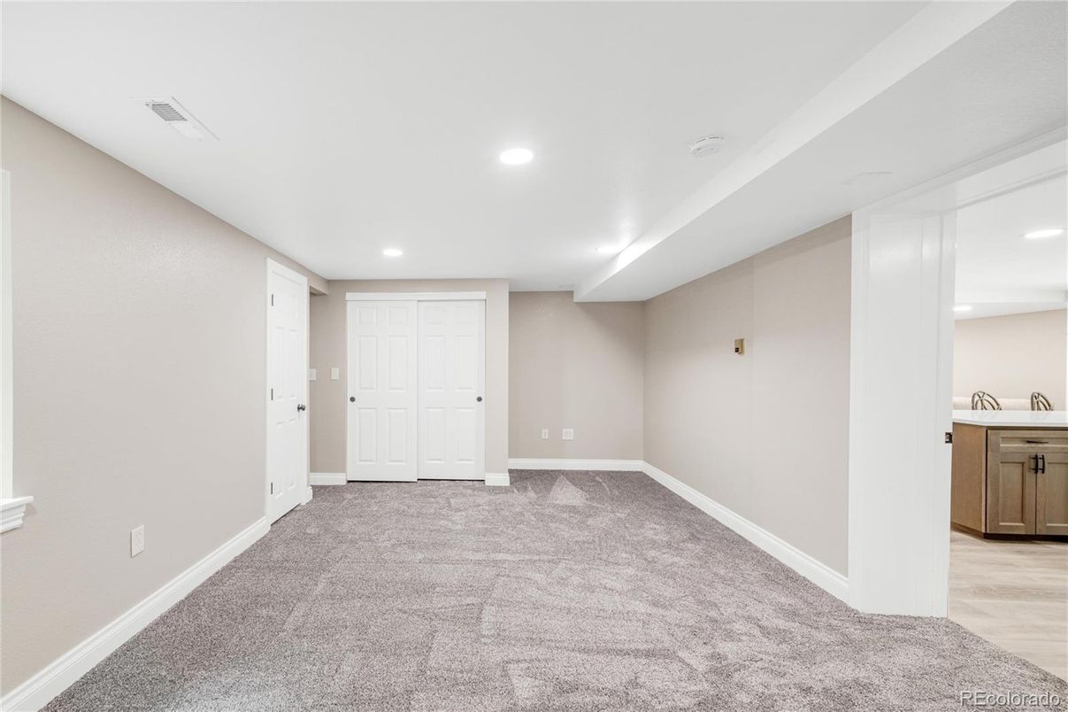 Empty room, Interior, Recessed Lighting