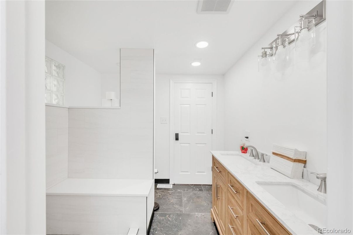 Bathroom, Dual Sink Vanities, Interior, Recessed Lighting