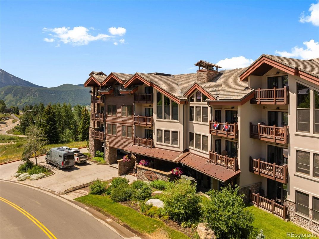 Exterior, Facade, Log Home