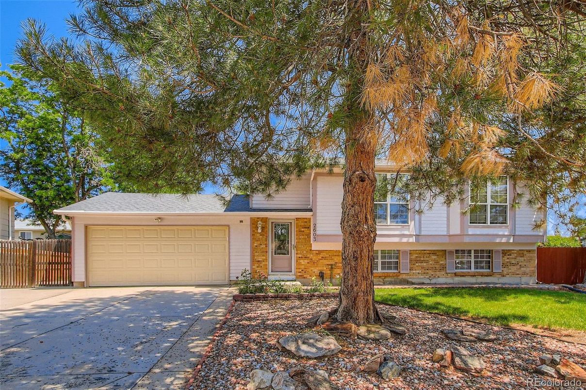 Attached, Exterior, Facade, Raised Ranch