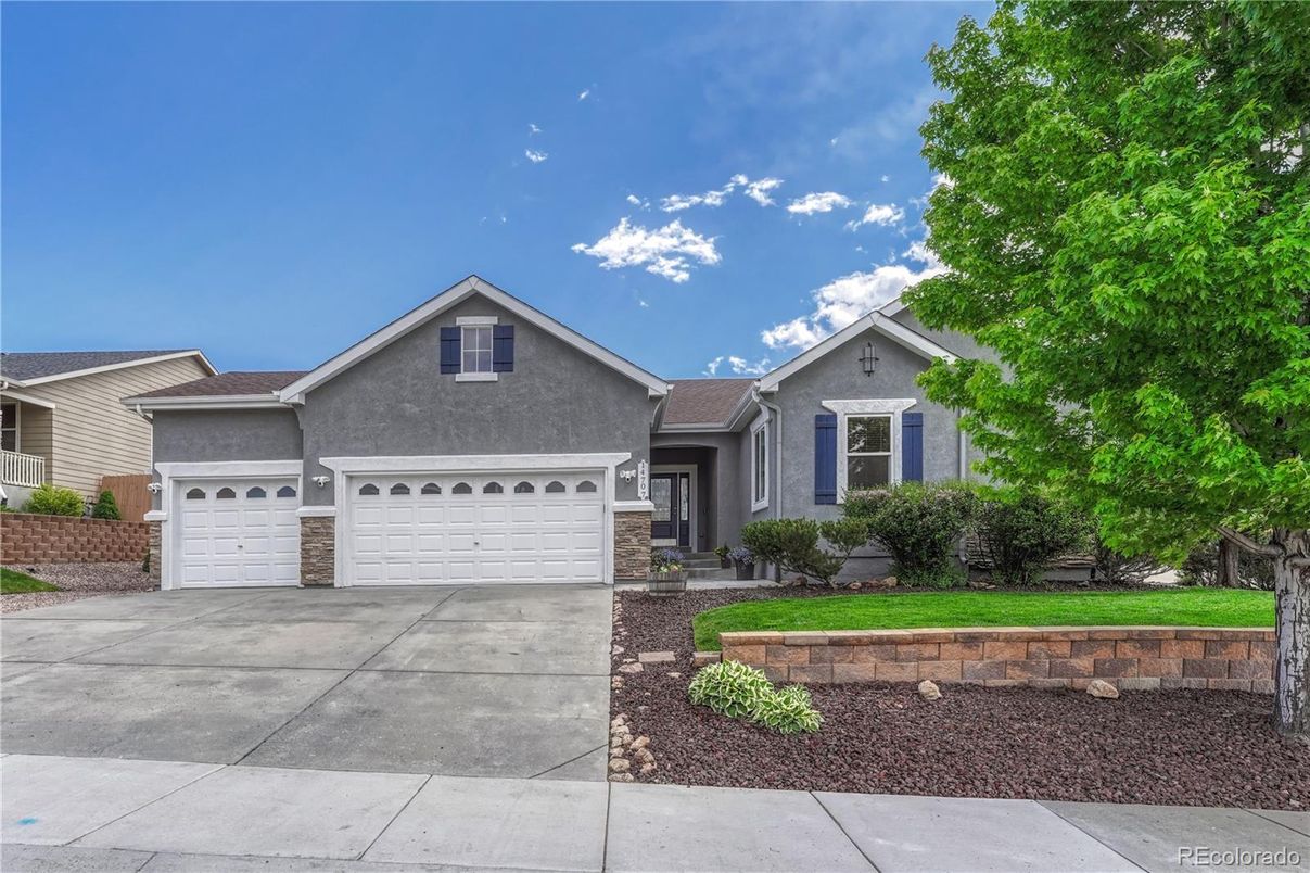 Attached, Exterior, Facade, American Craftsman