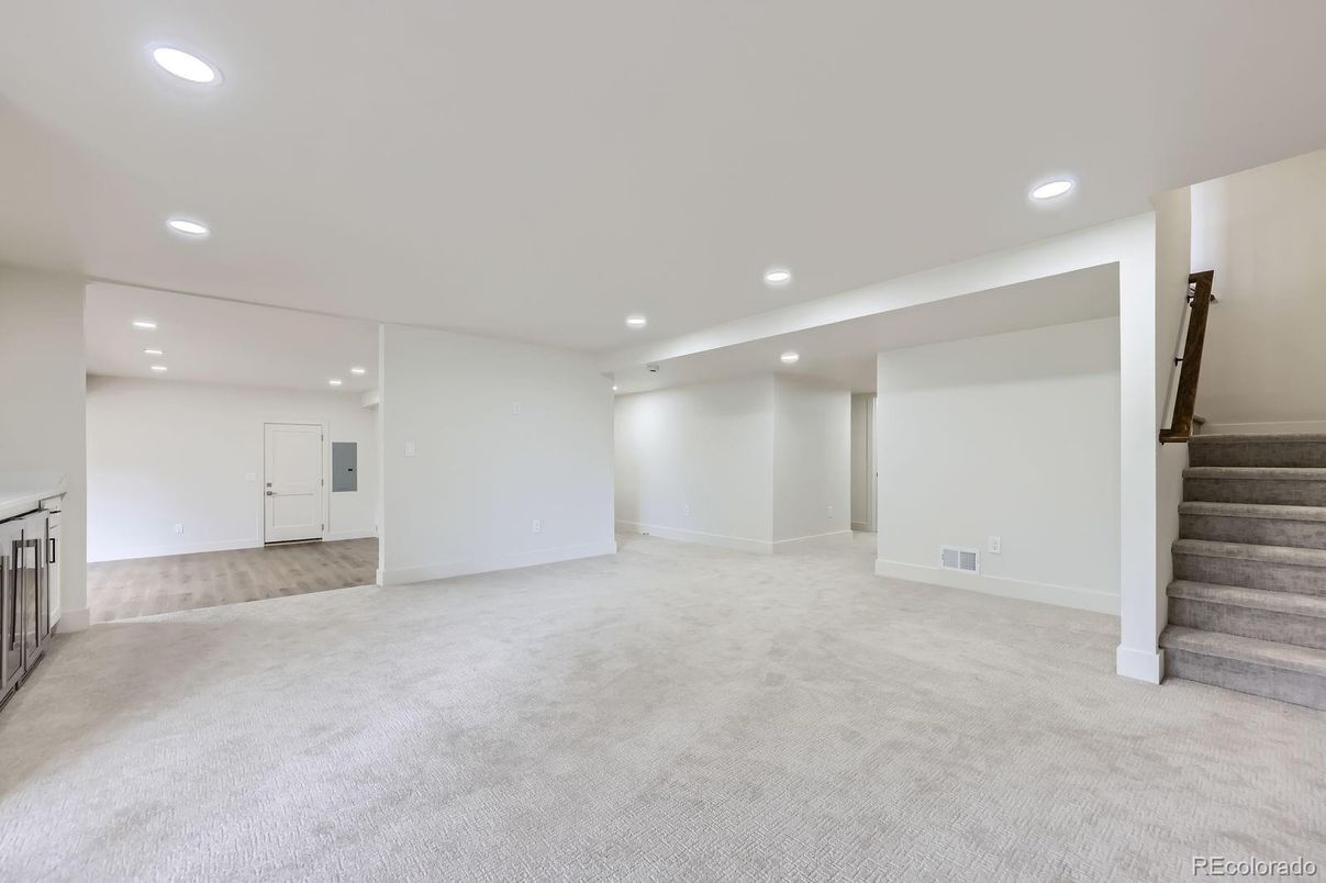 Empty room, Interior, Recessed Lighting