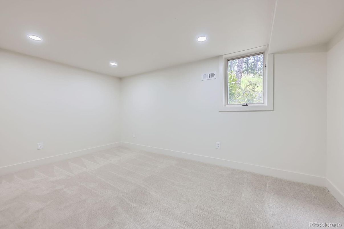 Empty room, Interior, Recessed Lighting