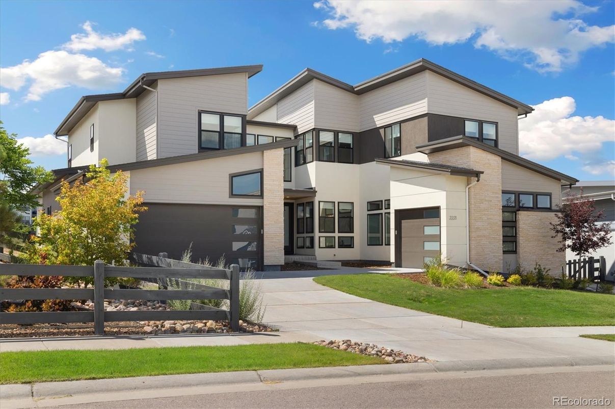 Attached, Exterior, Facade, Modern