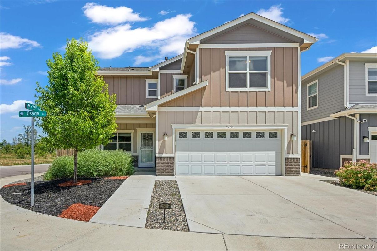 Attached, Exterior, Facade, American Craftsman