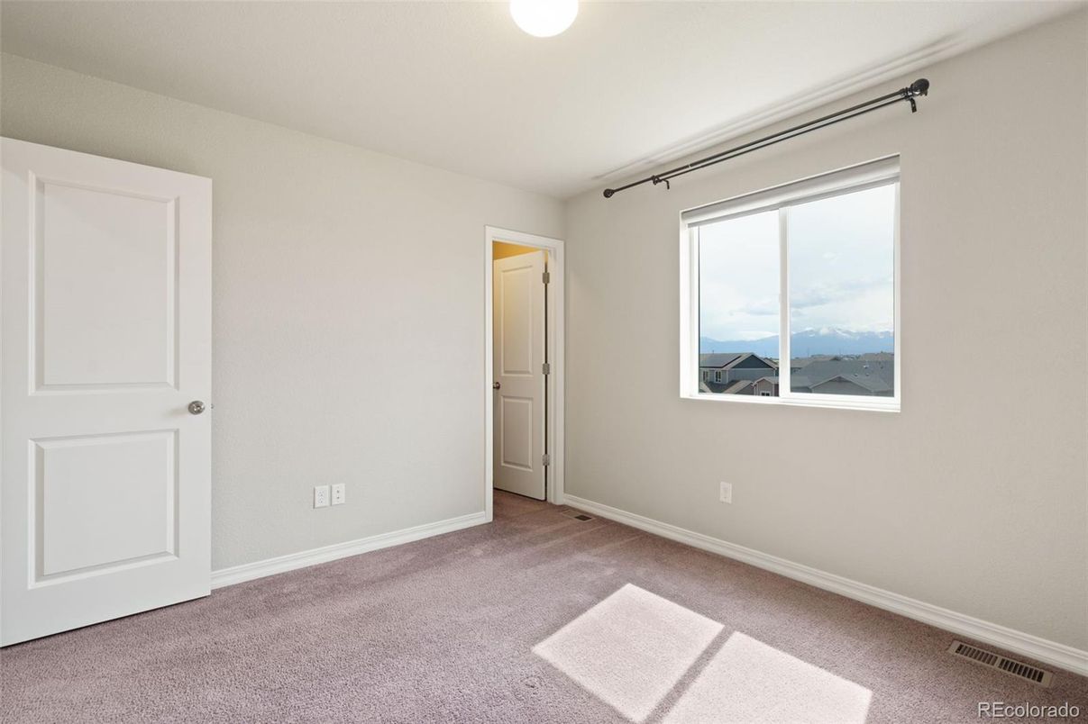 Empty room, Interior