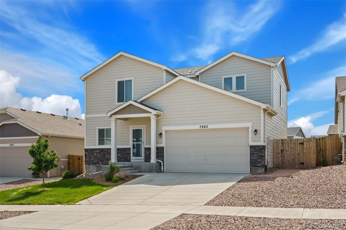 Attached, Exterior, Facade, American Craftsman