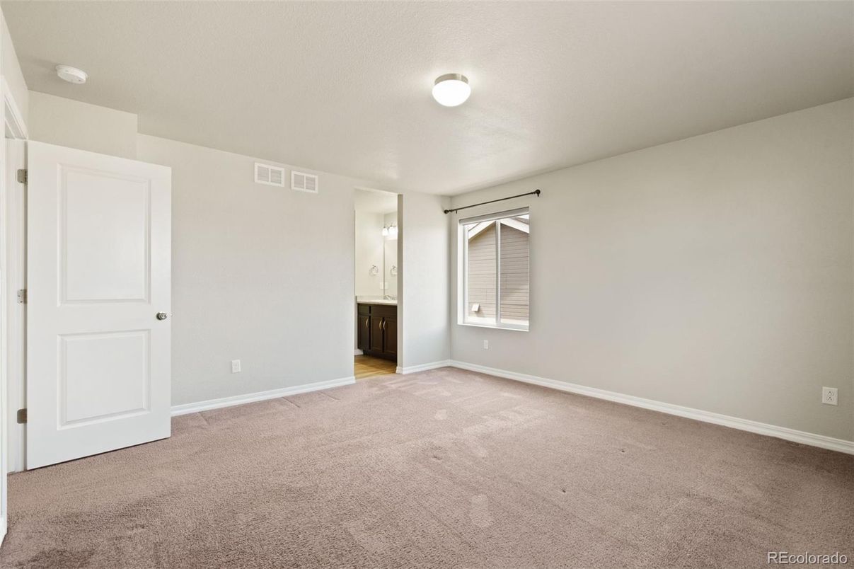 Empty room, Interior