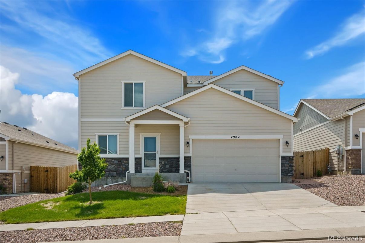 Attached, Exterior, Facade, American Craftsman