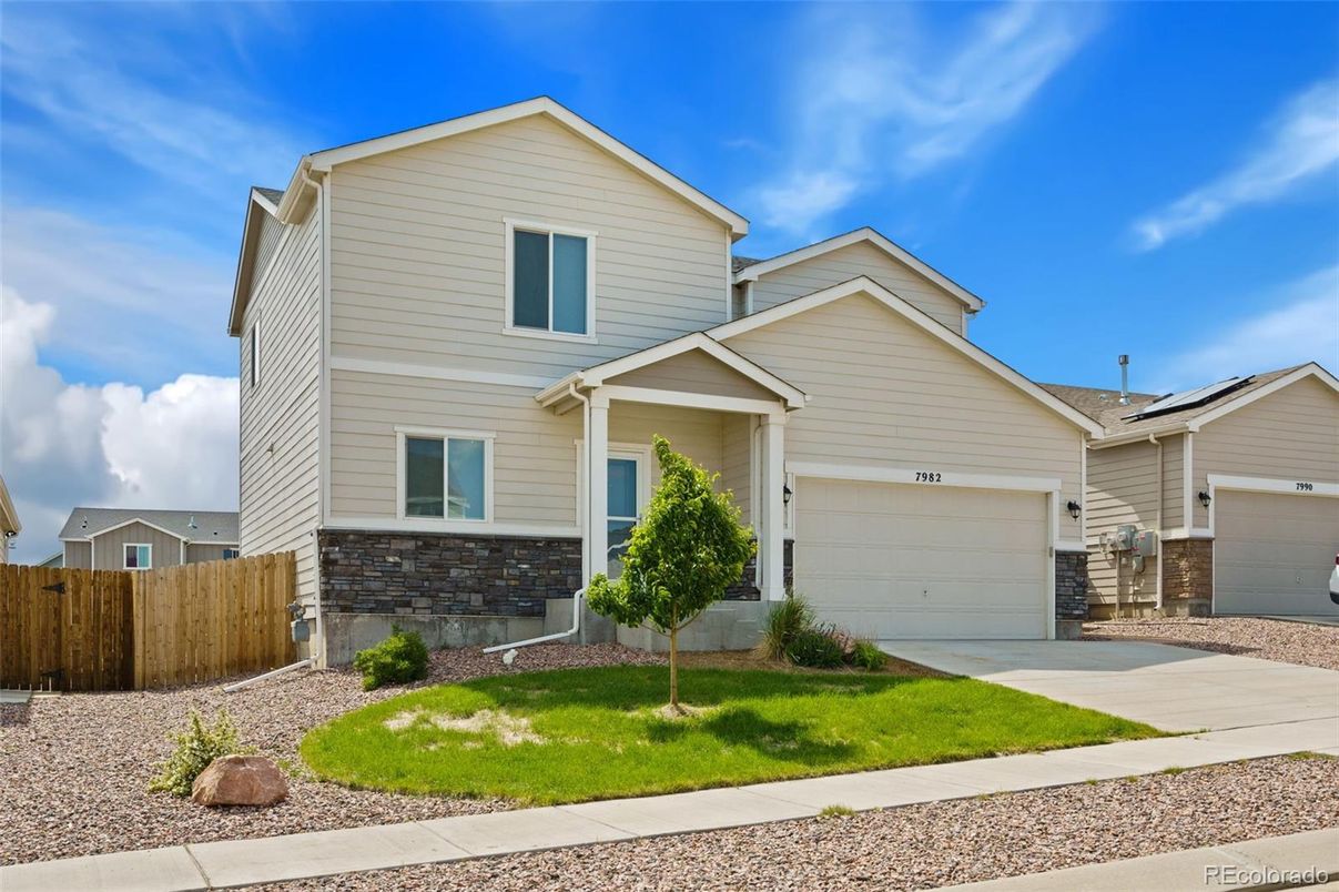 Attached, Exterior, Facade, American Craftsman