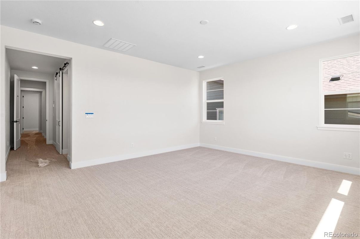 Empty room, Interior, Recessed Lighting