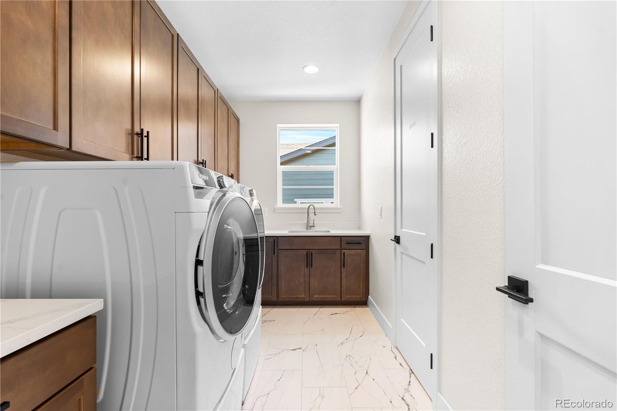Interior, Marble, Recessed Lighting, Washer