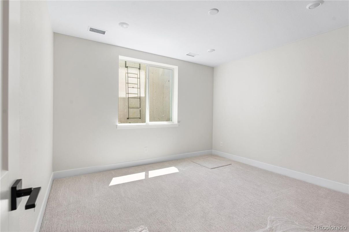 Empty room, Interior, Recessed Lighting