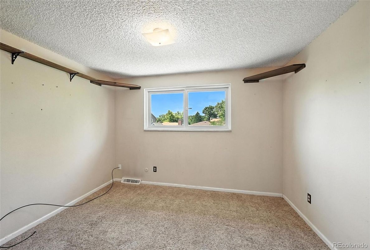 Empty room, Interior