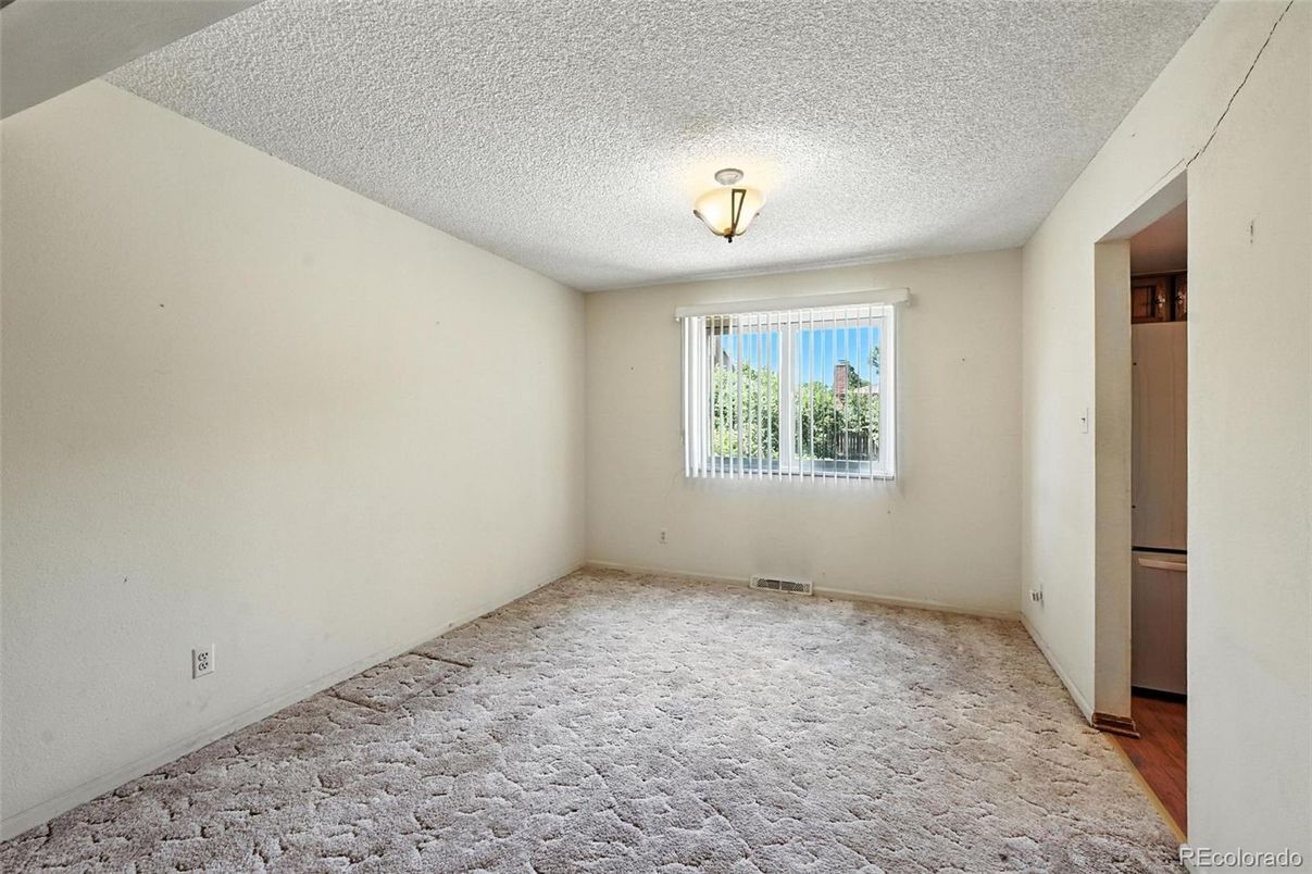 Empty room, Interior